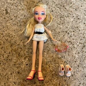 Vintage Bratz Chloe 2001 Blue Pink Eyes with Clothes and Accessories Shown